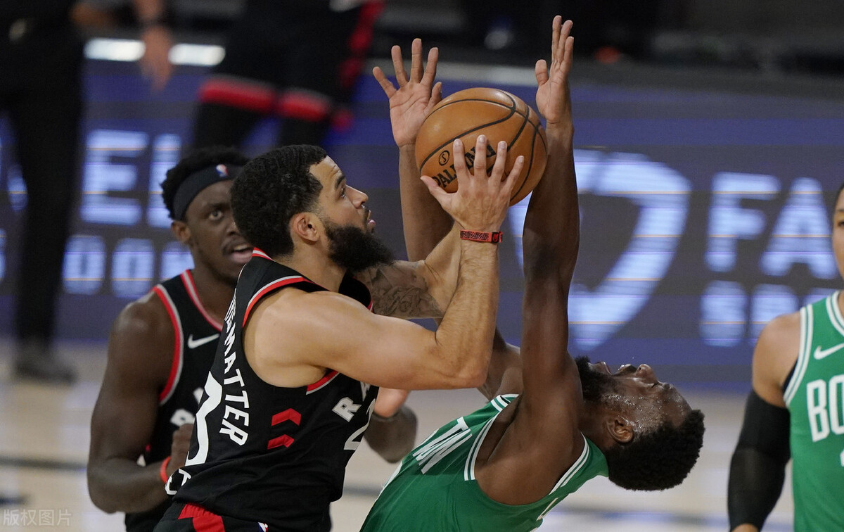 凯尔特人险胜山东队，范弗利特统治全场